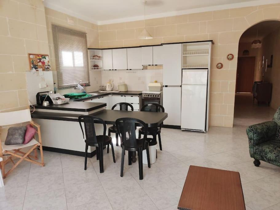Spacious With Views & Acs Using A Coin Meter