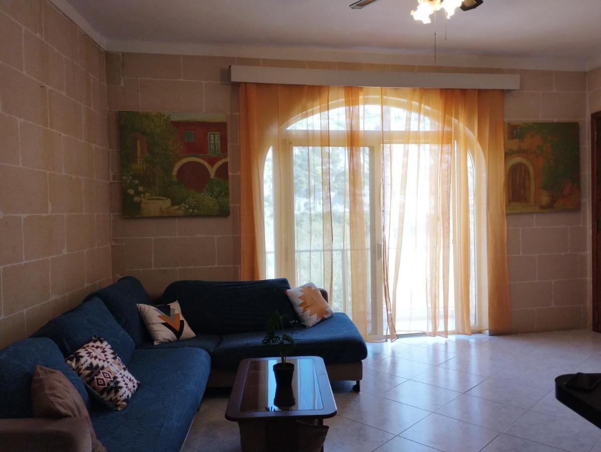 Spacious With Views & Acs Using A Coin Meter Appartement