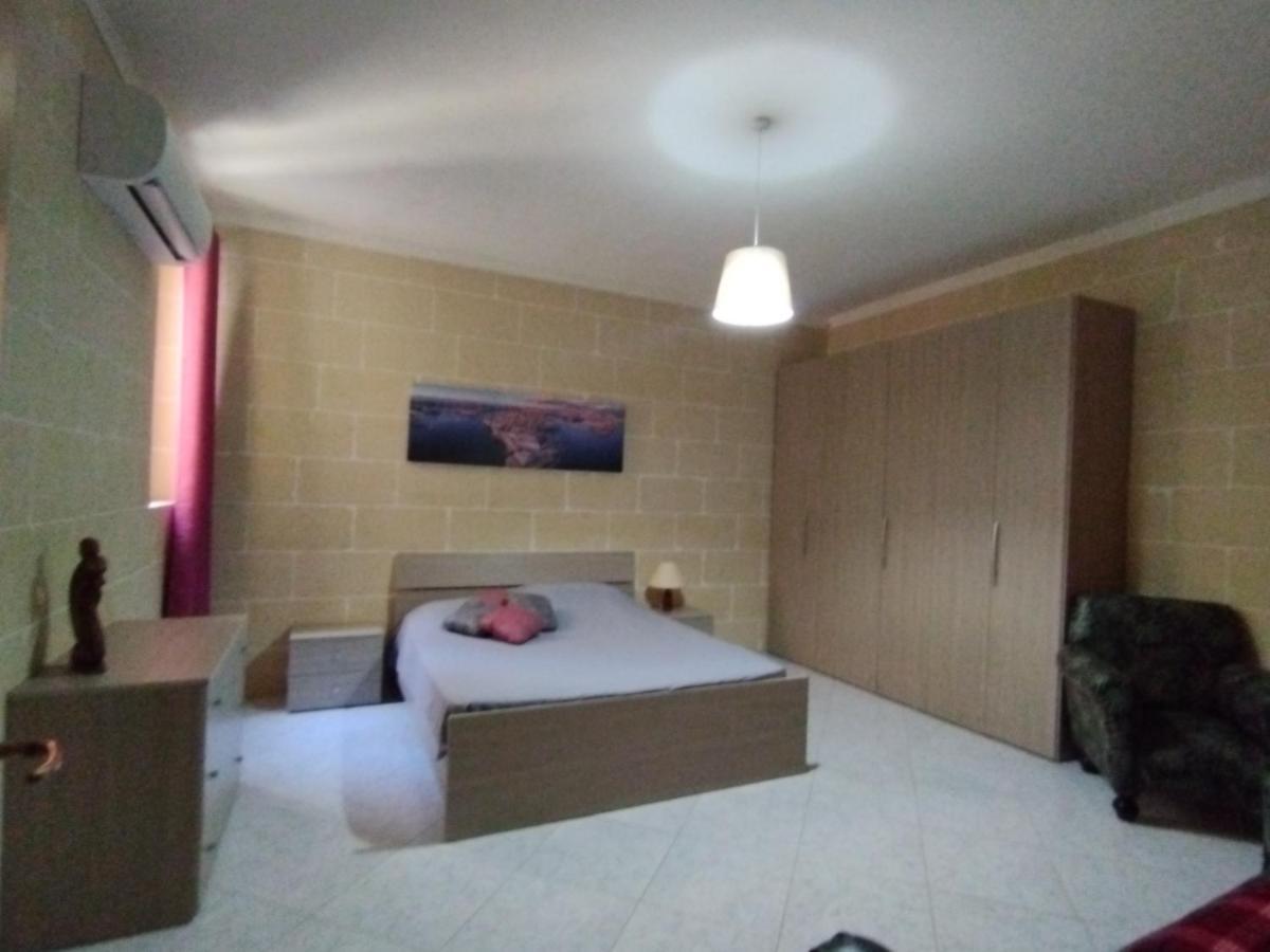 Spacious With Views & Acs Using A Coin Meter